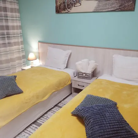 Apartment Уютен Дом 1 *